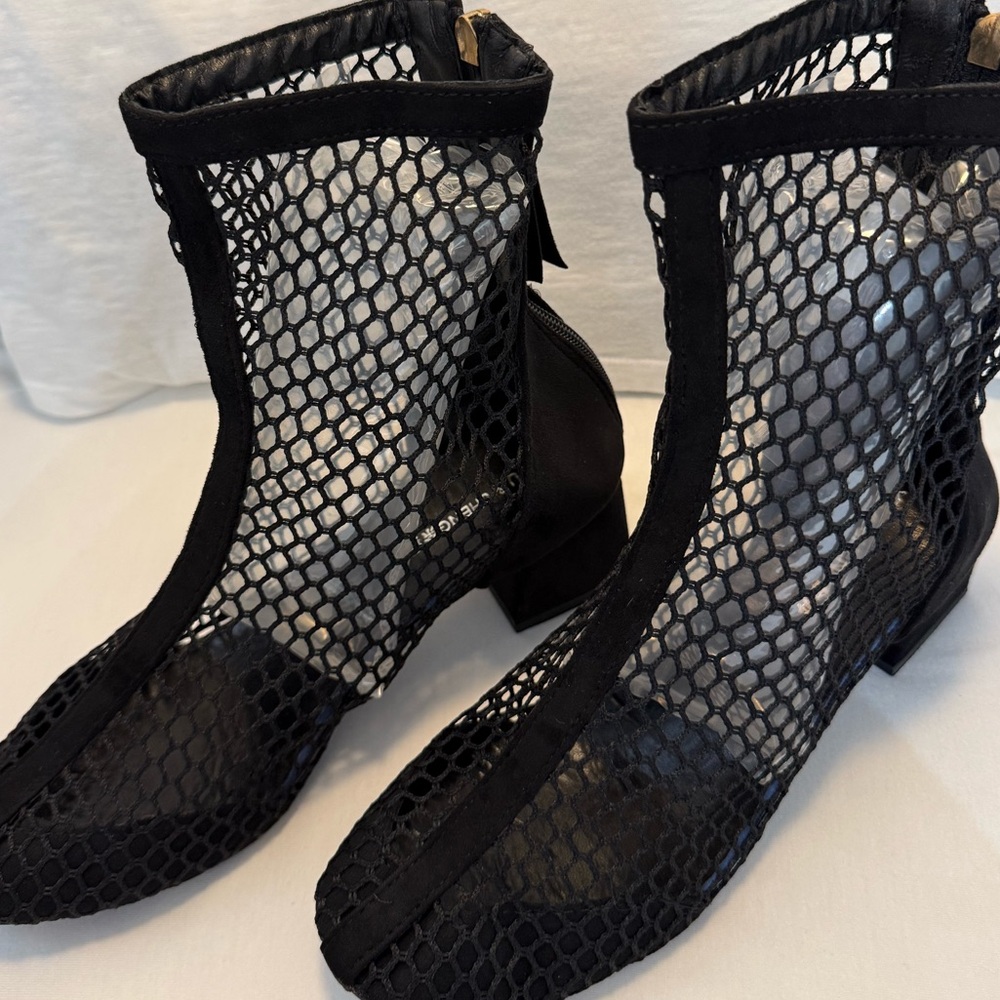 NWOT (Never Worn) Women’s Black Mesh Suede Contemporary Women’s Boots Size 8 - Picture 2 of 12